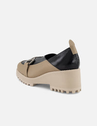 Mocasín beige en piel y charol para mujer con adorno plateado