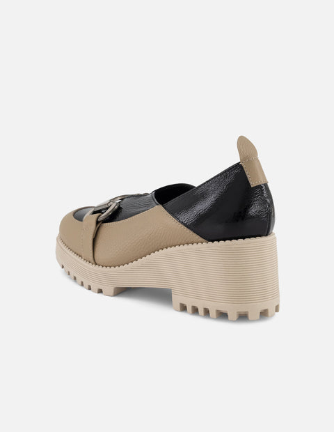 Mocasín beige en piel y charol para mujer con adorno plateado