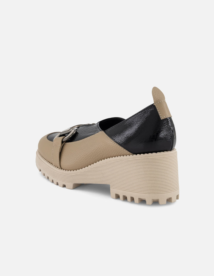 Mocasín beige en piel y charol para mujer con adorno plateado