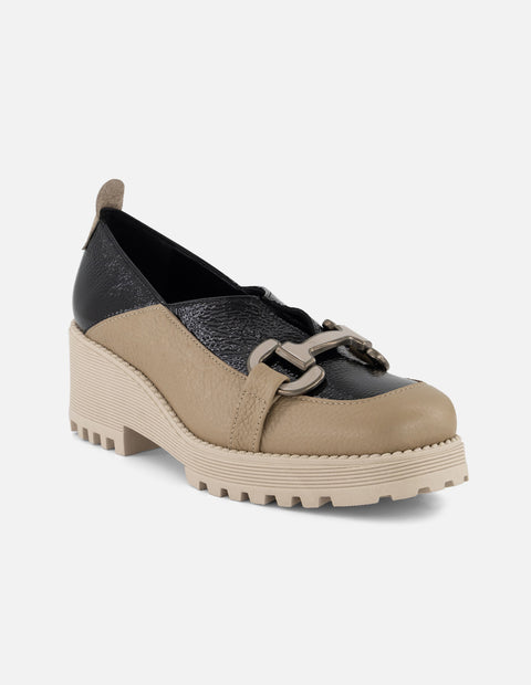 Mocasín beige en piel y charol para mujer con adorno plateado
