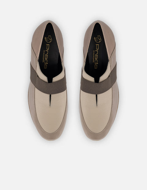 Mocasín beige para mujer con mezcla de piel metalizada y charol