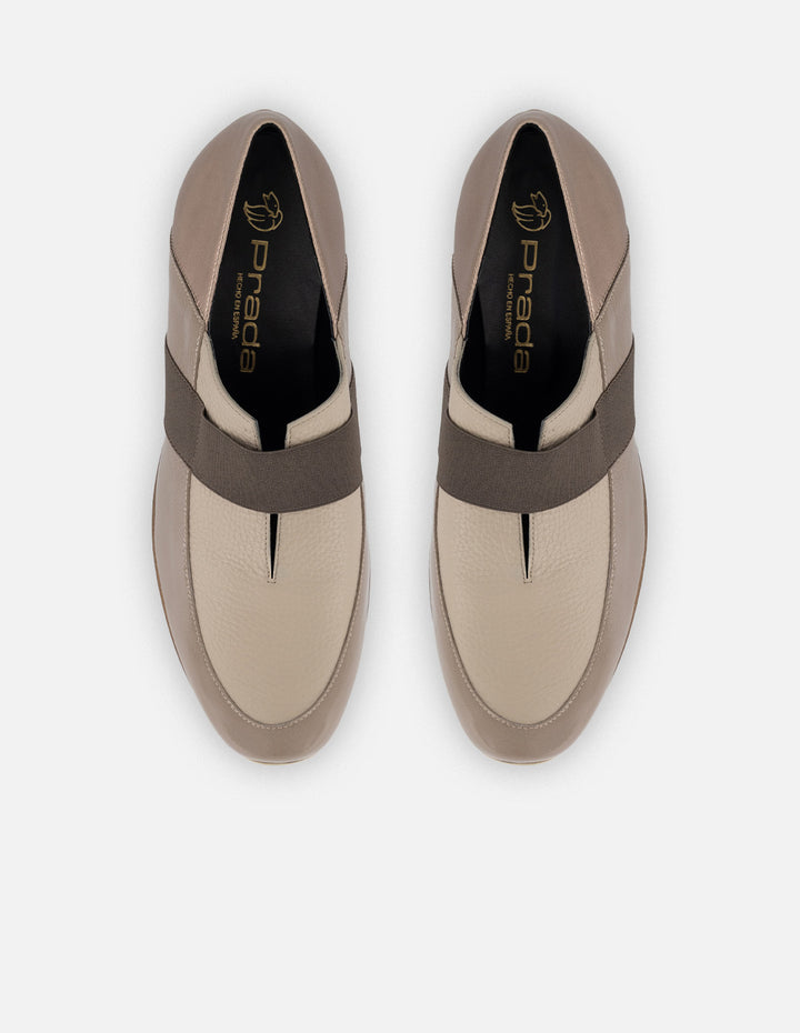 Mocasín beige para mujer con mezcla de piel metalizada y charol