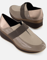 Mocasín beige para mujer con mezcla de piel metalizada y charol