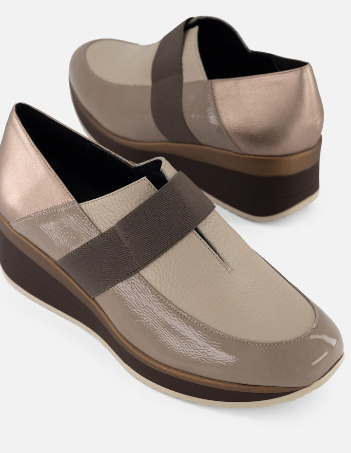 Mocasín beige para mujer con mezcla de piel metalizada y charol