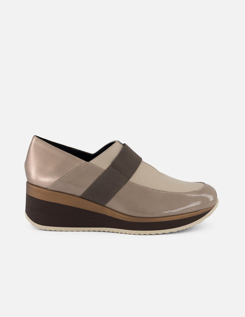 Mocasín beige para mujer con mezcla de piel metalizada y charol