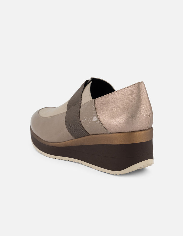 Mocasín beige para mujer con mezcla de piel metalizada y charol