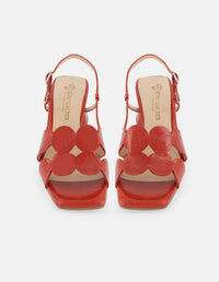 Sandalia de piel charol color rojo para mujer con detalles en círculo