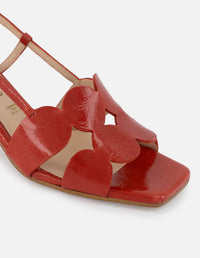 Sandalia de piel charol color rojo para mujer con detalles en círculo