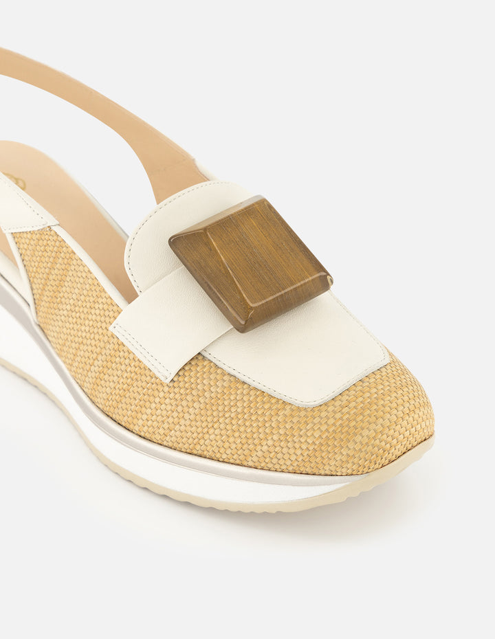Mocasín destalonada de piel napa para mujer color arena con detalles en rafia