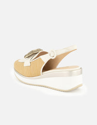 Mocasín destalonada de piel napa para mujer color arena con detalles en rafia