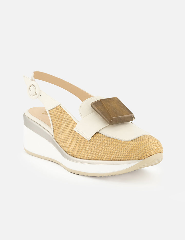 Mocasín destalonada de piel napa para mujer color arena con detalles en rafia