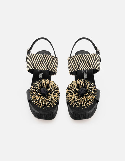 Sandalia de piel para mujer bicolor con detalle de flor