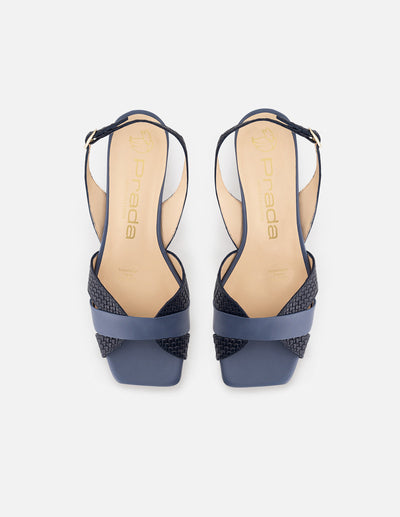 Sandalia de piel para mujer color azul con grabado tipo canasta