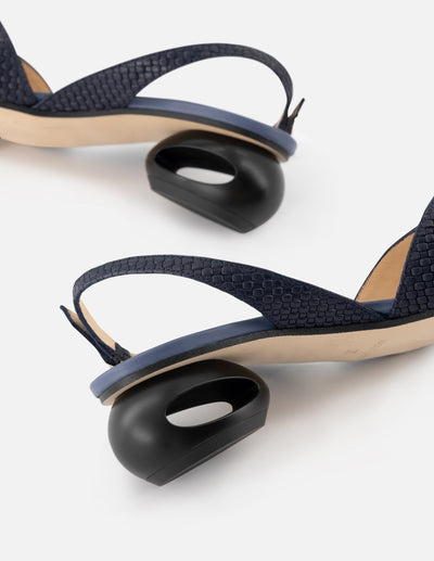 Sandalia de piel para mujer color azul con grabado tipo canasta