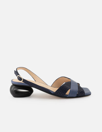 Sandalia de piel para mujer color azul con grabado tipo canasta