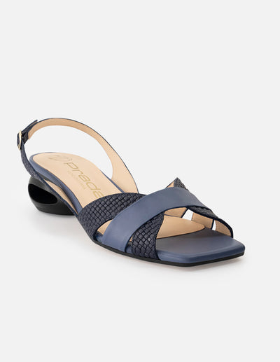 Sandalia de piel para mujer color azul con grabado tipo canasta