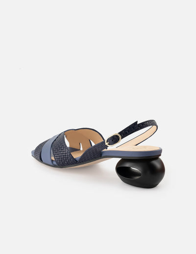 Sandalia de piel para mujer color azul con grabado tipo canasta