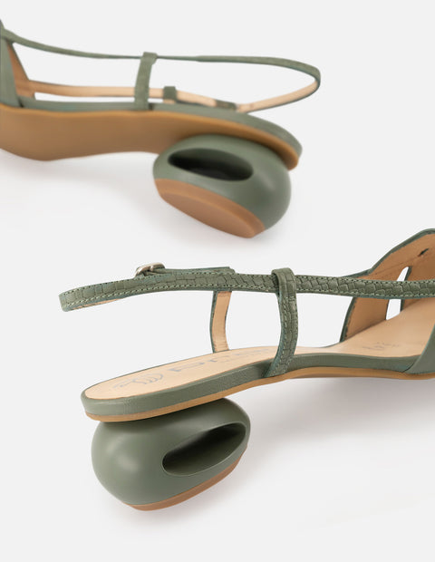 Zapatillas de piel para mujer color olivo con grabado tipo canasta
