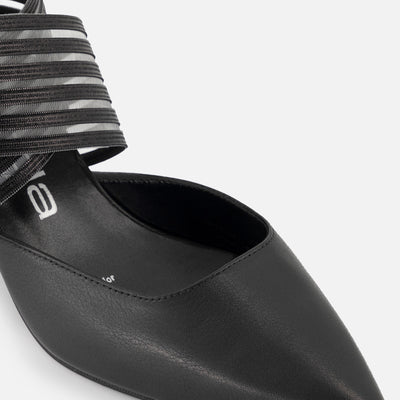 Zapatilla de piel para mujer color negro con pulsera de resorte y punta metalizada