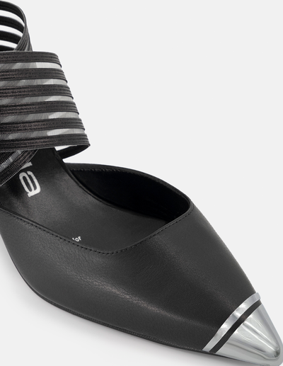 Zapatilla de piel para mujer color negro con pulsera de resorte y punta metalizada