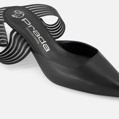 Zapatilla de piel para mujer color negro con pulsera de resorte y punta metalizada