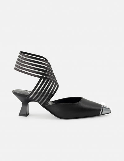 Zapatilla de piel para mujer color negro con pulsera de resorte y punta metalizada
