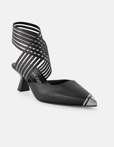 Zapatilla de piel para mujer color negro con pulsera de resorte y punta metalizada