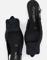 Zapatilla negro textil para mujer con adorno cuadrado