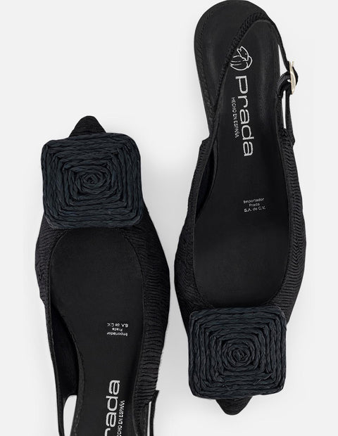 Zapatilla negro textil para mujer con adorno cuadrado