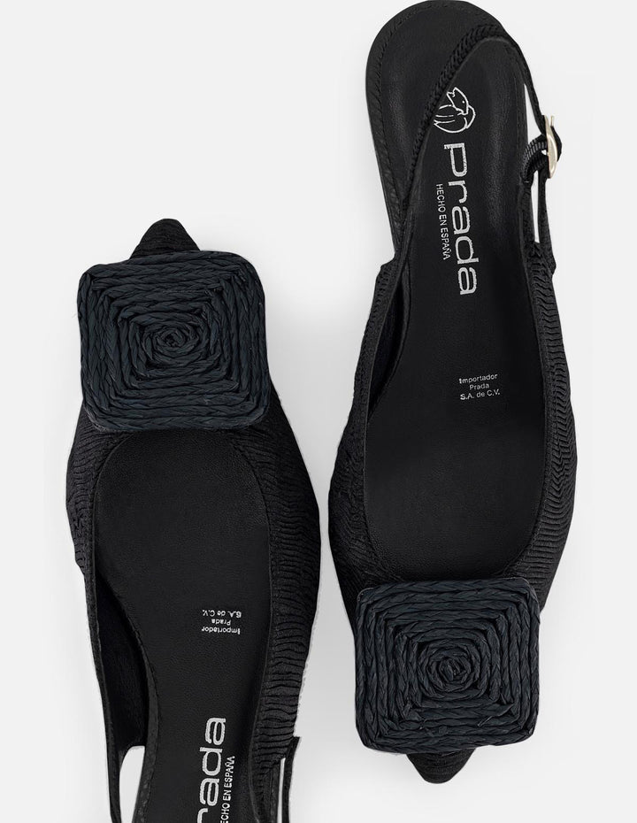 Zapatilla negro textil para mujer con adorno cuadrado