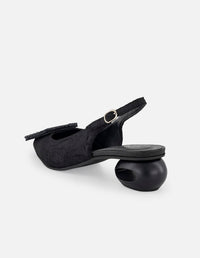 Zapatilla negro textil para mujer con adorno cuadrado