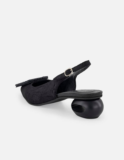 Zapatilla negro textil para mujer con adorno cuadrado