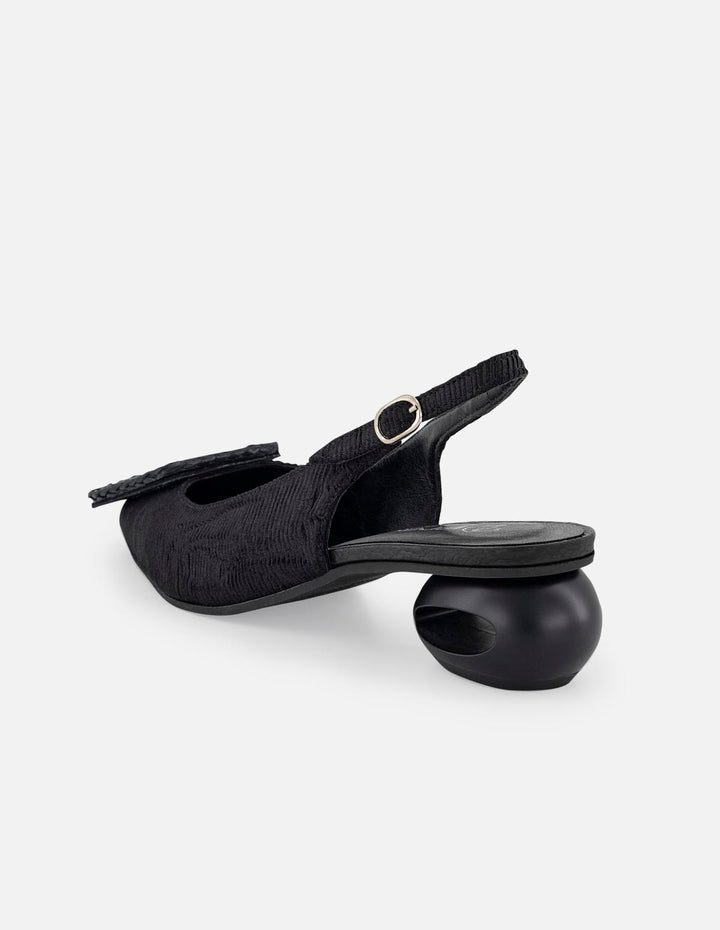 Zapatilla negro textil para mujer con adorno cuadrado