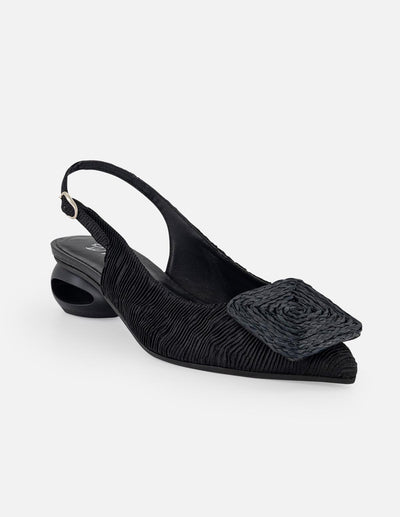 Zapatilla negro textil para mujer con adorno cuadrado