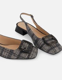 Zapatilla negra en piel grabada para mujer con adorno acrílico