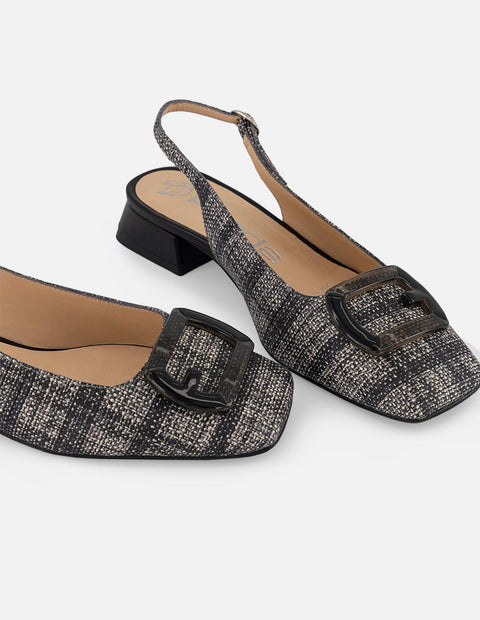 Zapatilla negra en piel grabada para mujer con adorno acrílico