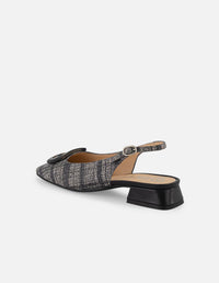 Zapatilla negra en piel grabada para mujer con adorno acrílico