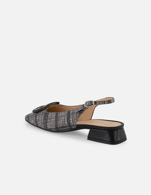 Zapatilla negra en piel grabada para mujer con adorno acrílico