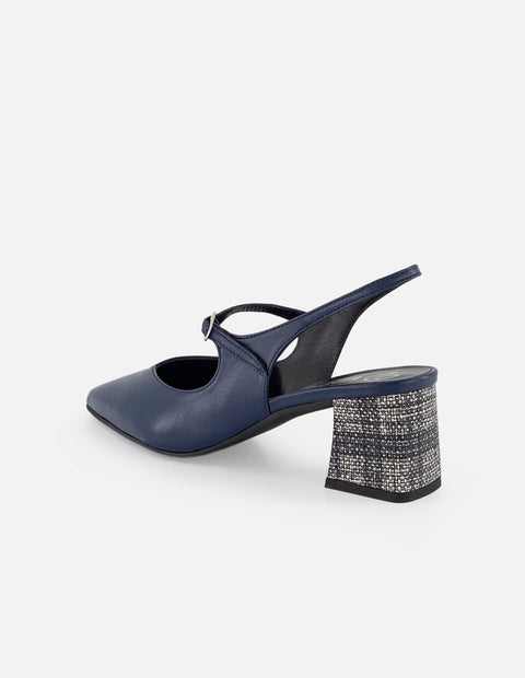 Mercedes azul en piel para mujer con textura tipo cesta y hebilla plateada