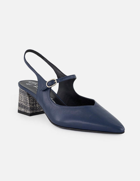 Mercedes azul en piel para mujer con textura tipo cesta y hebilla plateada