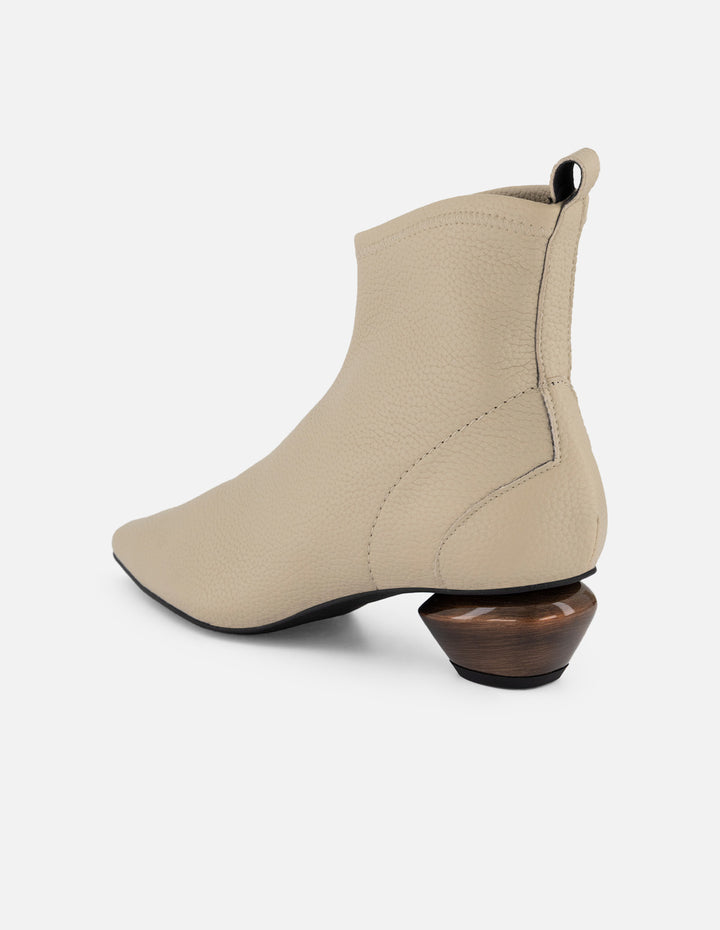 Botín blanco lycra de mujer con tacón fantasía