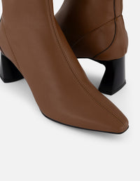 Botines color cuero lycra piel de mujer con tacón negro cuadrado