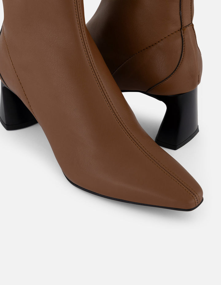 Botines color cuero lycra piel de mujer con tacón negro cuadrado