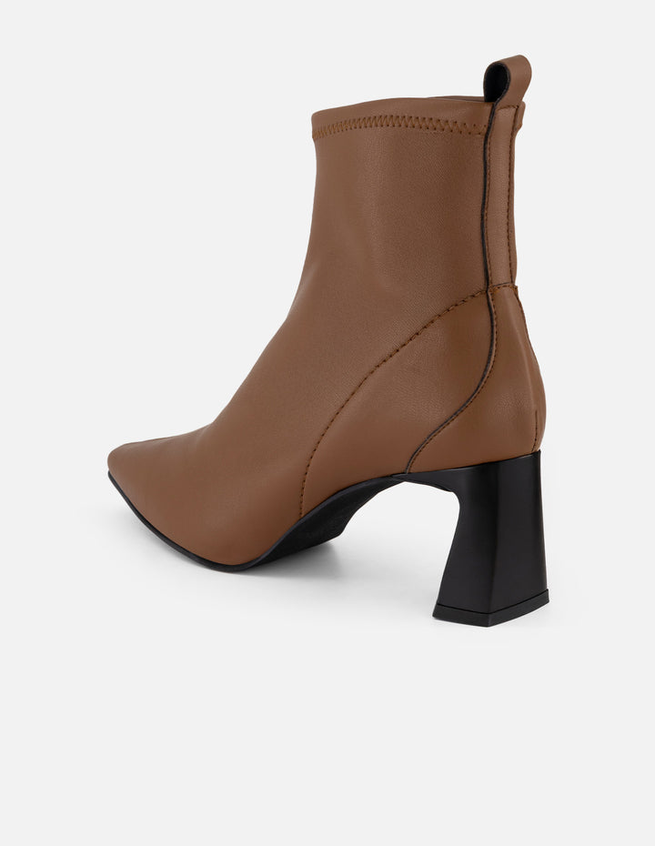 Botines color cuero lycra piel de mujer con tacón negro cuadrado