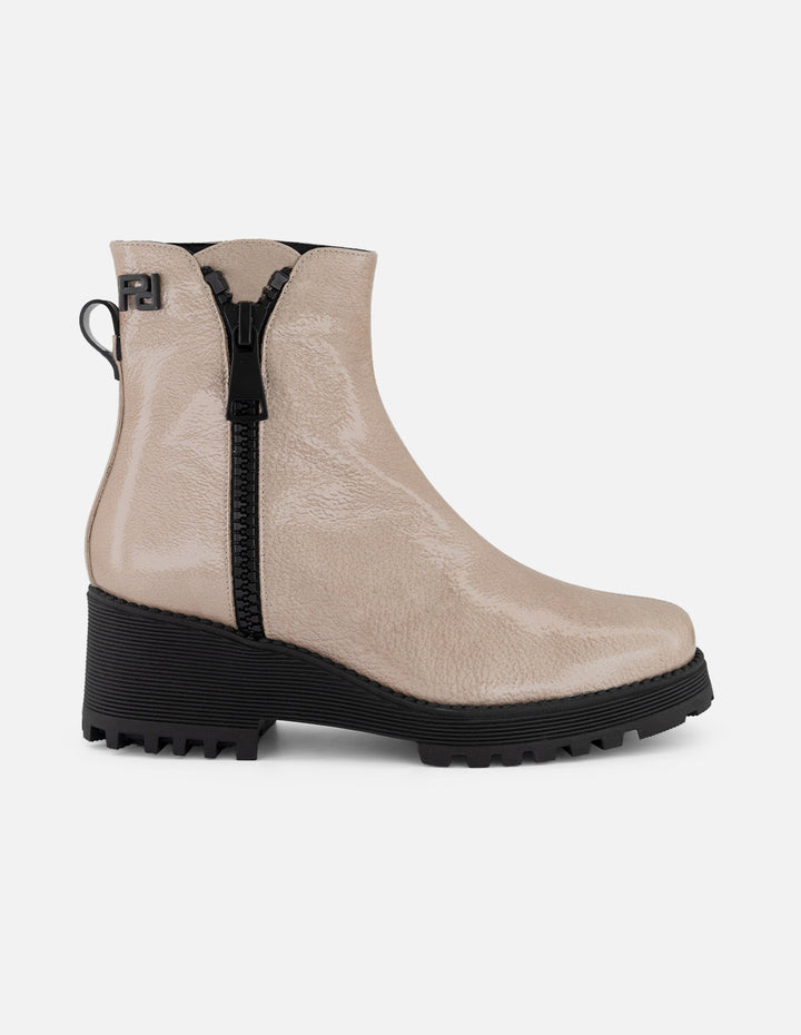 Botines beige charol de mujer con charm Pd y plataforma