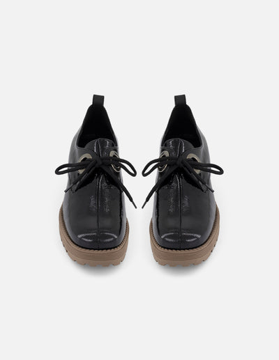 Zapato blucher negro charol para mujer con detalle color plateado