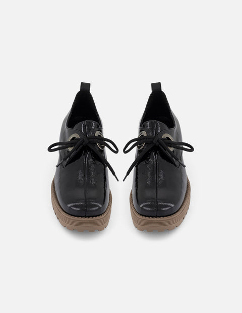 Zapato blucher negro charol para mujer con detalle color plateado