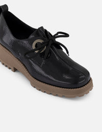 Zapato blucher negro charol para mujer con detalle color plateado