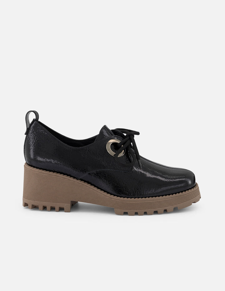 Zapato blucher negro charol para mujer con detalle color plateado