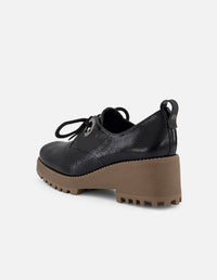 Zapato blucher negro charol para mujer con detalle color plateado